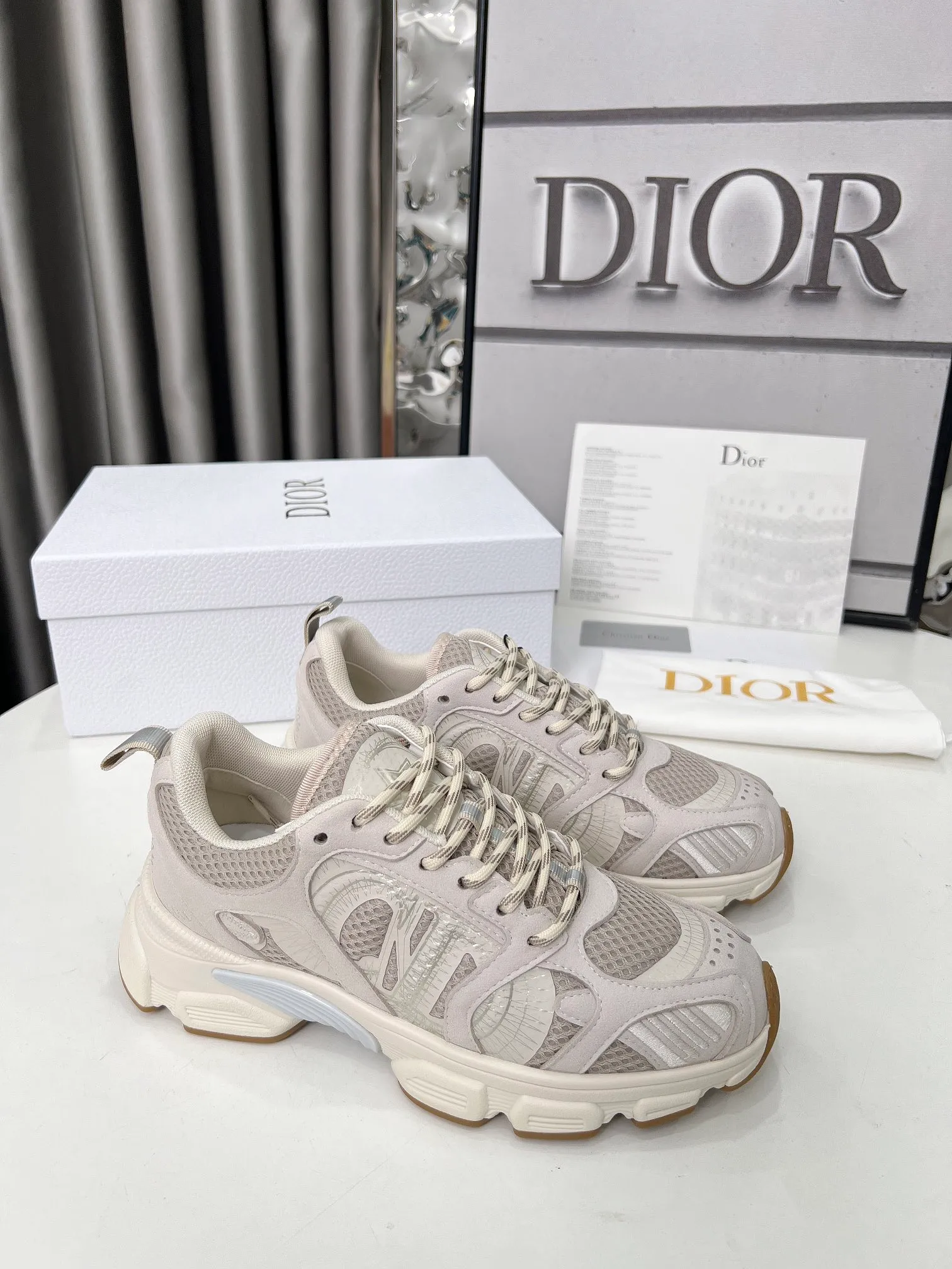 P560🐮🐮The official website of Dijia's new colors has been updated simultaneously [Celebration] This Dior Vibe sneaker incorporates Dior's high-end spirit and reinterprets classic running shoes. White mesh fabric features an Oblique print and is paired with laminated leather-effect panels in gold and silver tones for a contrasting look. It is further embellished with classic details such as 3D effect details, the lucky star symbol on the rear, and the logo on the tongue and rear pull tab. The lightweight sole is embellished with gray stars, complementing a variety of casual or elegant pieces for a modern look. Size: Women’s size 35-41 (35/42 can be customized) Men’s size 40-46 (39/46 can be customized)